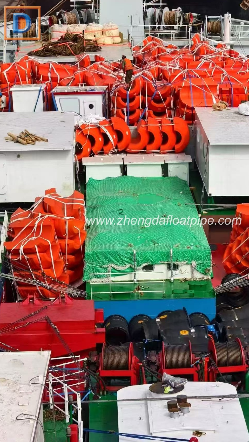 1788770174773301.jpg hdpe‑floating‑pontoons‑loading‑on‑vessel.jpg